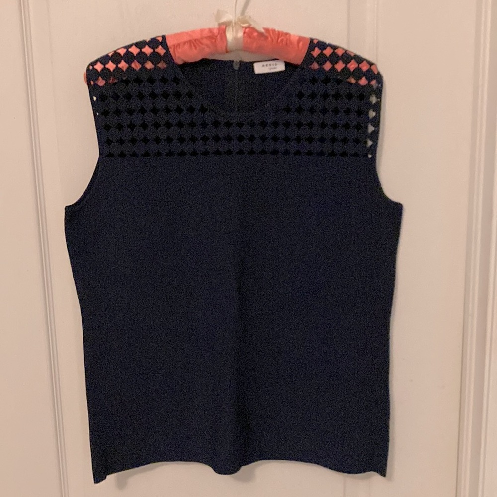 Navy Akris Punto classic sleeveless knit shell in size 14.
